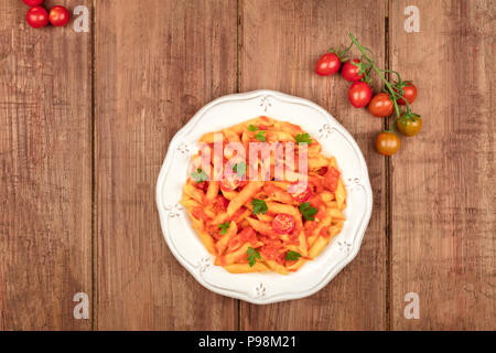 Penne Pasta Foto mit Cherry Tomaten und Kopie Raum Stockfoto