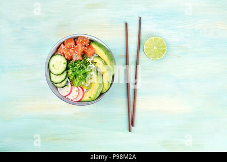 Hawaii Salat Thunfisch poke mit Kalk, Stäbchen, und kopieren Sie Platz Stockfoto