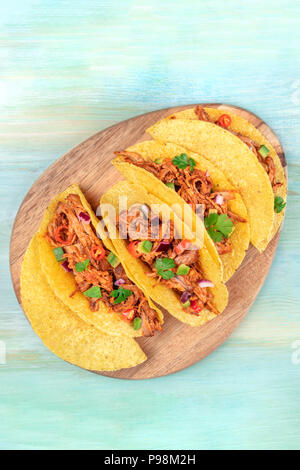 Overhead Foto von Mexikanische Tacos mit gezogenen Schweinefleisch, Avocado, Paprika, Koriander, mit Kopie Raum Stockfoto