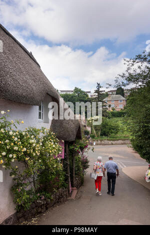 Touristen im Cockington Village, Torquay, Devon, Großbritannien Stockfoto