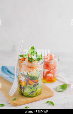 Lecker Salat mit Garnelen serviert im Glas auf dem Tisch. Bereit zu essen. Detox sauber Essen Konzept Stockfoto