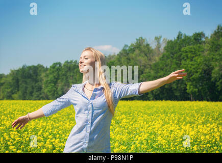 Freie tanzen junge Frau in einer Wiese Stockfoto