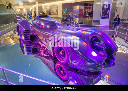 Im violetten Licht getaucht, das Batmobil von Tim Burton's 1989 Film Batman befindet sich jetzt in der Smithsonian nationalen Museum der ameican Geschichte in Wa Stockfoto