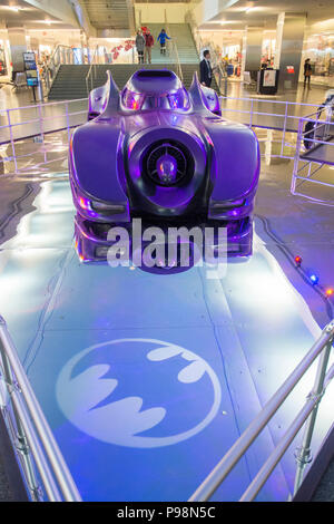 Im violetten Licht getaucht, das Batmobil von Tim Burton's 1989 Film Batman befindet sich jetzt in der Smithsonian nationalen Museum der ameican Geschichte in Wa Stockfoto