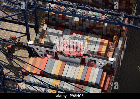 Luftbild mit Nahaufnahme von Containern auf einem Schiff Stockfoto