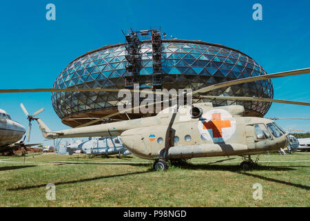 Vernachlässigte jugoslawischen Ära Flugzeuge im Sommer Sonne außerhalb des luftfahrttechnischen Museum Belgrad, Serbien Stockfoto