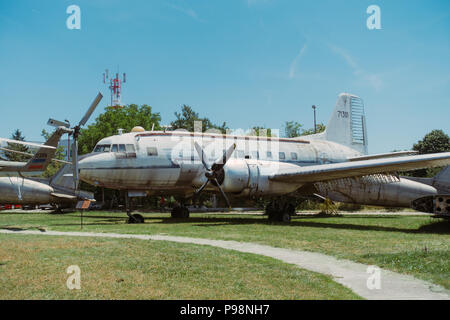 Vernachlässigte jugoslawischen Ära Flugzeuge im Sommer Sonne außerhalb des luftfahrttechnischen Museum Belgrad, Serbien Stockfoto