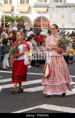 Ponta Delgada, Azoren, Portugal - 07/07/2018 - zwei junge Mädchen, das Tragen von Trachten und halten zwei Ananas, auf den göttlichen Geist Cel Stockfoto