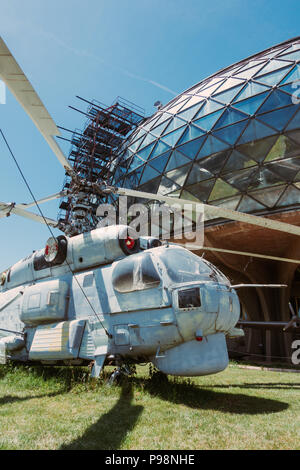 Vernachlässigte jugoslawischen Ära Flugzeuge im Sommer Sonne außerhalb des luftfahrttechnischen Museum Belgrad, Serbien Stockfoto