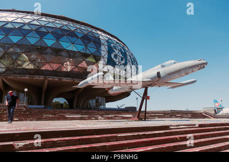 Vernachlässigte jugoslawischen Ära Flugzeuge im Sommer Sonne außerhalb des luftfahrttechnischen Museum Belgrad, Serbien Stockfoto