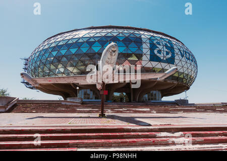 Vernachlässigte jugoslawischen Ära Flugzeuge im Sommer Sonne außerhalb des luftfahrttechnischen Museum Belgrad, Serbien Stockfoto