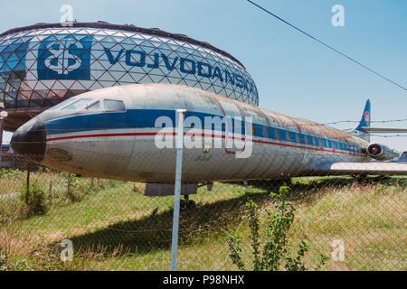 Eine vernachlässigte Sud-Aviation SE-210 Caravelle von JAT Airways, vor der Kuppel des luftfahrttechnischen Museum Belgrad, Serbien Stockfoto