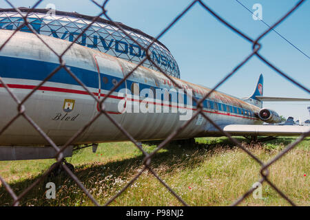 Eine vernachlässigte Sud-Aviation SE-210 Caravelle von JAT Airways, vor der Kuppel des luftfahrttechnischen Museum Belgrad, Serbien Stockfoto