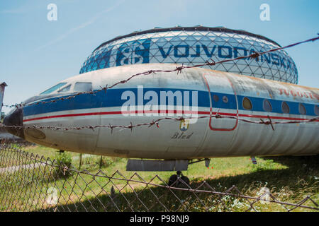 Eine vernachlässigte Sud-Aviation SE-210 Caravelle von JAT Airways, vor der Kuppel des luftfahrttechnischen Museum Belgrad, Serbien Stockfoto