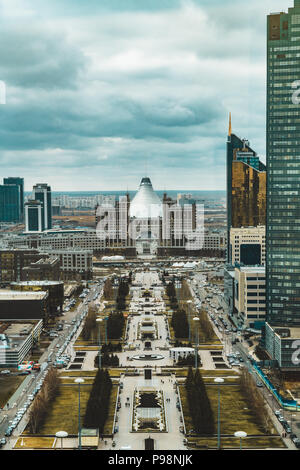 Erhöhte Panoramablick auf die Stadt über Astana in Kasachstan mit Khan Shatyr im Hintergrund Stockfoto