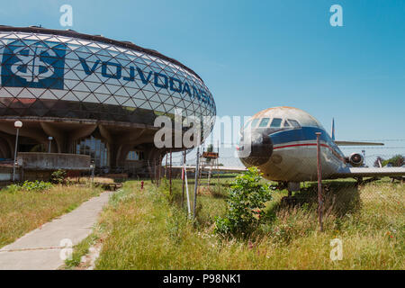 Eine vernachlässigte Sud-Aviation SE-210 Caravelle von JAT Airways, vor der Kuppel des luftfahrttechnischen Museum Belgrad, Serbien Stockfoto