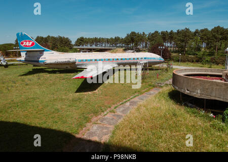 Eine vernachlässigte Sud-Aviation SE-210 Caravelle von JAT Airways, vor der Kuppel des luftfahrttechnischen Museum Belgrad, Serbien Stockfoto