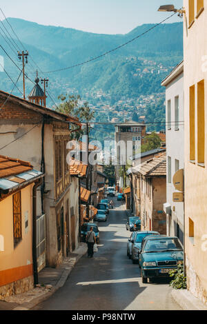 Blick über die Ziegeldächer von den höheren Vororten von Sarajevo, Bosnien und Herzegowina Stockfoto