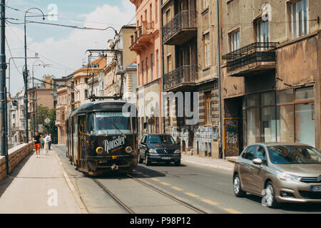 Eine alte elektrische Straßenbahn rollt eine Straße in Sarajevo, Bosnien und Herzegowina herunter Stockfoto