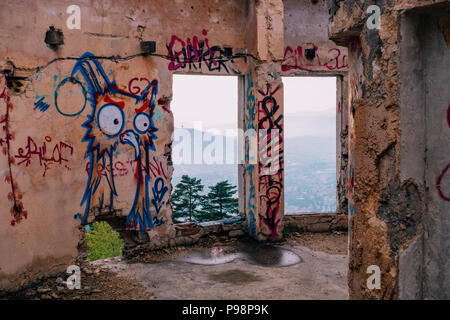 Die Ruinen von bistrik Turm, ursprünglich ein österreichisch-ungarischen Festung, wurde dann der Čolina Kapa Sternwarte, auf dem Berg Trebević, Sarajevo Stockfoto