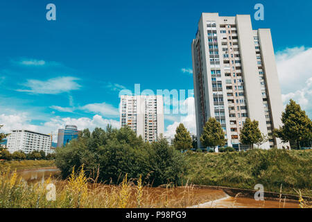 Wohnhäuser am Ufer des Flusses Miljacka in Sarajevo Stockfoto