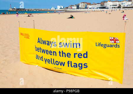 RNLI Lifeguards sicher Schwimmen am Strand in Ramsgate, Kent, UK, Sommer. Stockfoto