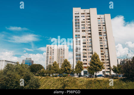 Wohnhäuser am Ufer des Flusses Miljacka in Sarajevo Stockfoto