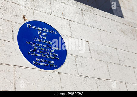 Blaue Plakette, Thomas Stearns Eliot schrieb in seinem Gedicht Das Waste Land, während in der Nähe Nayland Abri, Ramsgate, Kent, Großbritannien sitzen. Stockfoto