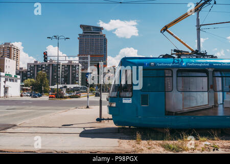 Ein Straßenbahn fährt an einer Kreuzung in Sarajevo, Bosnien und Herzegowina, in einen Bahnübergang Stockfoto