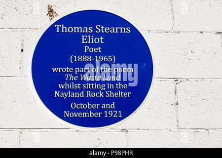 Blaue Plakette, Thomas Stearns Eliot schrieb in seinem Gedicht Das Waste Land, während in der Nähe Nayland Abri, Ramsgate, Kent, Großbritannien sitzen. Stockfoto