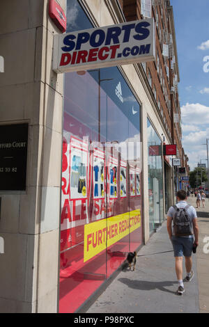 Große Marke Verkauf bei Sport direkte Kensington High Street, London, UK Stockfoto