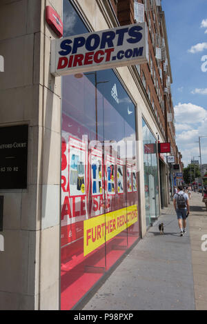 Große Marke Verkauf bei Sport direkte Kensington High Street, London, UK Stockfoto