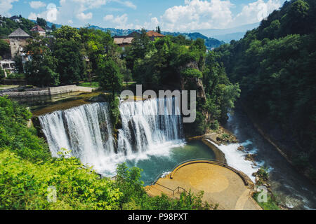 Der Pliva Wasserfall, eine der wichtigsten touristischen Attraktionen in der kleinen Stadt Jajce, Bosnien und Herzegowina Stockfoto