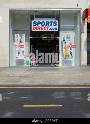 Große Marke Verkauf bei Sport direkte Kensington High Street, London, UK Stockfoto