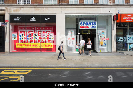 Große Marke Verkauf bei Sport direkte Kensington High Street, London, UK Stockfoto