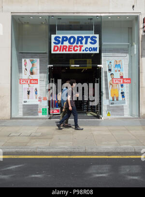 Große Marke Verkauf bei Sport direkte Kensington High Street, London, UK Stockfoto