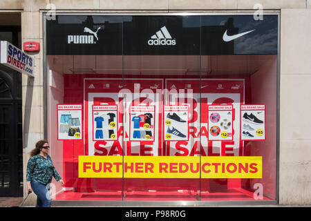 Große Marke Verkauf bei Sport direkte Kensington High Street, London, UK Stockfoto