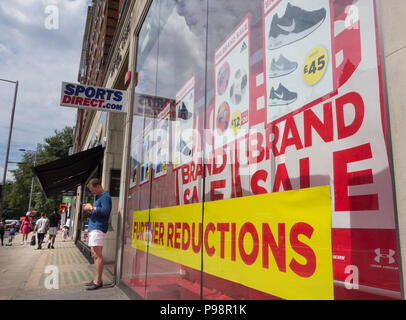 Große Marke Verkauf bei Sport direkte Kensington High Street, London, UK Stockfoto