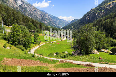 Attraktive Berglandschaft mit einem Weg zu einem Dorf im Mattertal (Tal) unter Zermatt, Wallis, im Südwesten der Schweiz Stockfoto