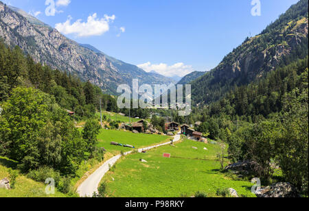Attraktive Berglandschaft mit einem Weg zu einem Dorf im Mattertal (Tal) unter Zermatt, Wallis, im Südwesten der Schweiz Stockfoto