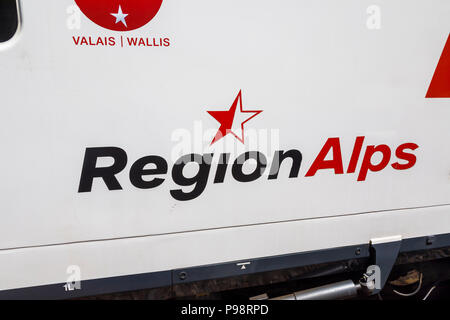 Region Alpen Logo auf der Außenseite der Eisenbahnwagen zwischen Visp und Zermatt im Wallis region southerwestern Schweiz Stockfoto