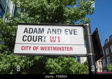 Adam und Eva Gericht Straßenschild auf der Oxford Street, Westminster, London, UK Stockfoto