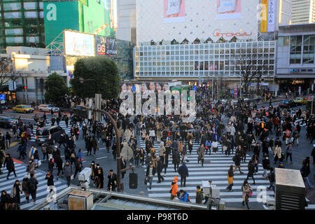 Japanische überqueren Sie die Straße auf Shibuya Straße Stockfoto