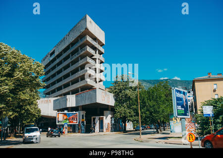 Die ehemaligen Ljubljanska Banka Gebäude in Mostar, die als Sniper Tower während des bosnischen Krieges verwendet wurde, bleibt ungenutzt und Industriebrachen zu diesem Tag Stockfoto