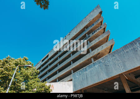 Die ehemaligen Ljubljanska Banka Gebäude in Mostar, die als Sniper Tower während des bosnischen Krieges verwendet wurde, bleibt ungenutzt und Industriebrachen zu diesem Tag Stockfoto