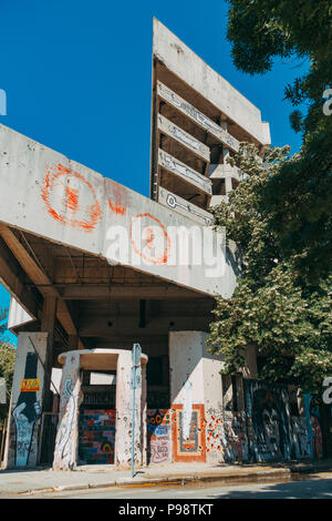 Die ehemaligen Ljubljanska Banka Gebäude in Mostar, die als Sniper Tower während des bosnischen Krieges verwendet wurde, bleibt ungenutzt und Industriebrachen zu diesem Tag Stockfoto