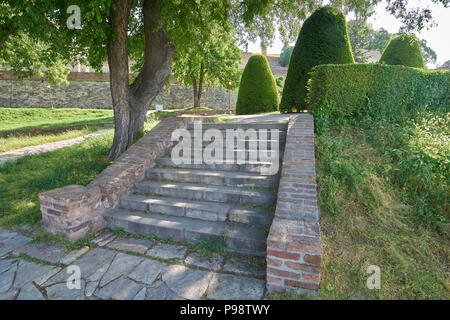Alte Steintreppe im Park der Festung von Belgrad in Serbien im Frühjahr Stockfoto