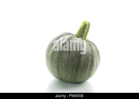 Runde Zucchini auf weißem Hintergrund Stockfoto