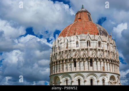 Blick auf Pisa Baptisterium gotische mittelalterliche Dome unter Wolken Stockfoto