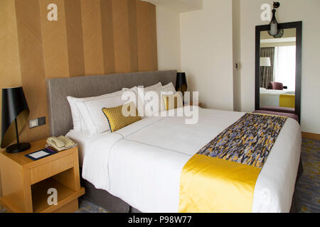 In einem Schlafzimmer an der Cinnamon Grand Hotel Colombo, Sri Lanka. Das luxuriöse Hotel liegt in der Nähe des Fort. Stockfoto